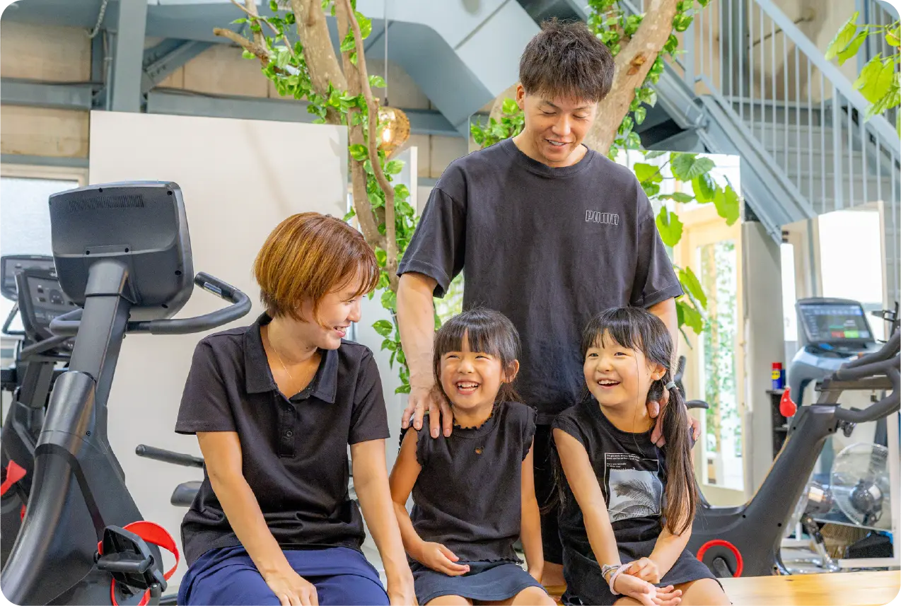 キッズスポーツクラスでママと子供たちの笑顔の写真