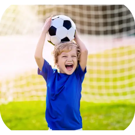 子供がサッカーをしている写真