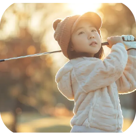 子供がゴルフをしている写真