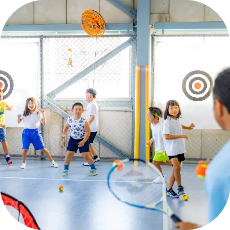 子供がキックアウトをしている写真